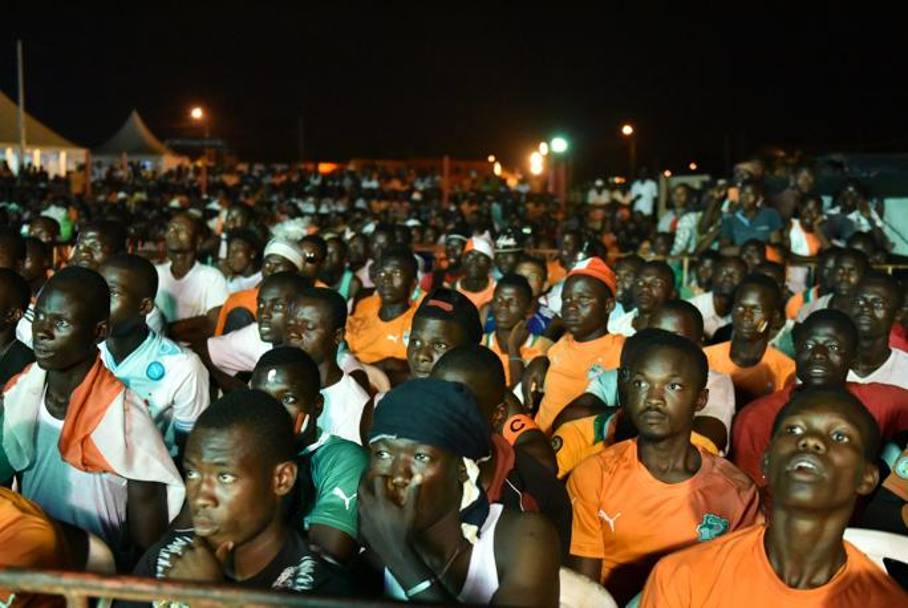 Tifosi ivoriani osservano il match davanti a un maxischermo. Afp